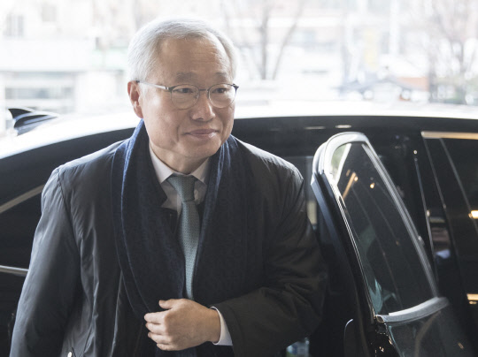 <탄핵표결> 출근하는 김창종 헌재 재판관      (서울=연합뉴스) 윤동진 기자 = 박근혜 대통령에 대한 탄핵소추안 표결이 예정된 9일 오전 서울 종로구 헌법재판소에서 김창종 재판관이 출근하고 있다. 2016.12.9      mon@yna.co.kr  (끝)